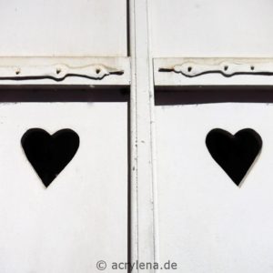 Herzen im Fensterladen